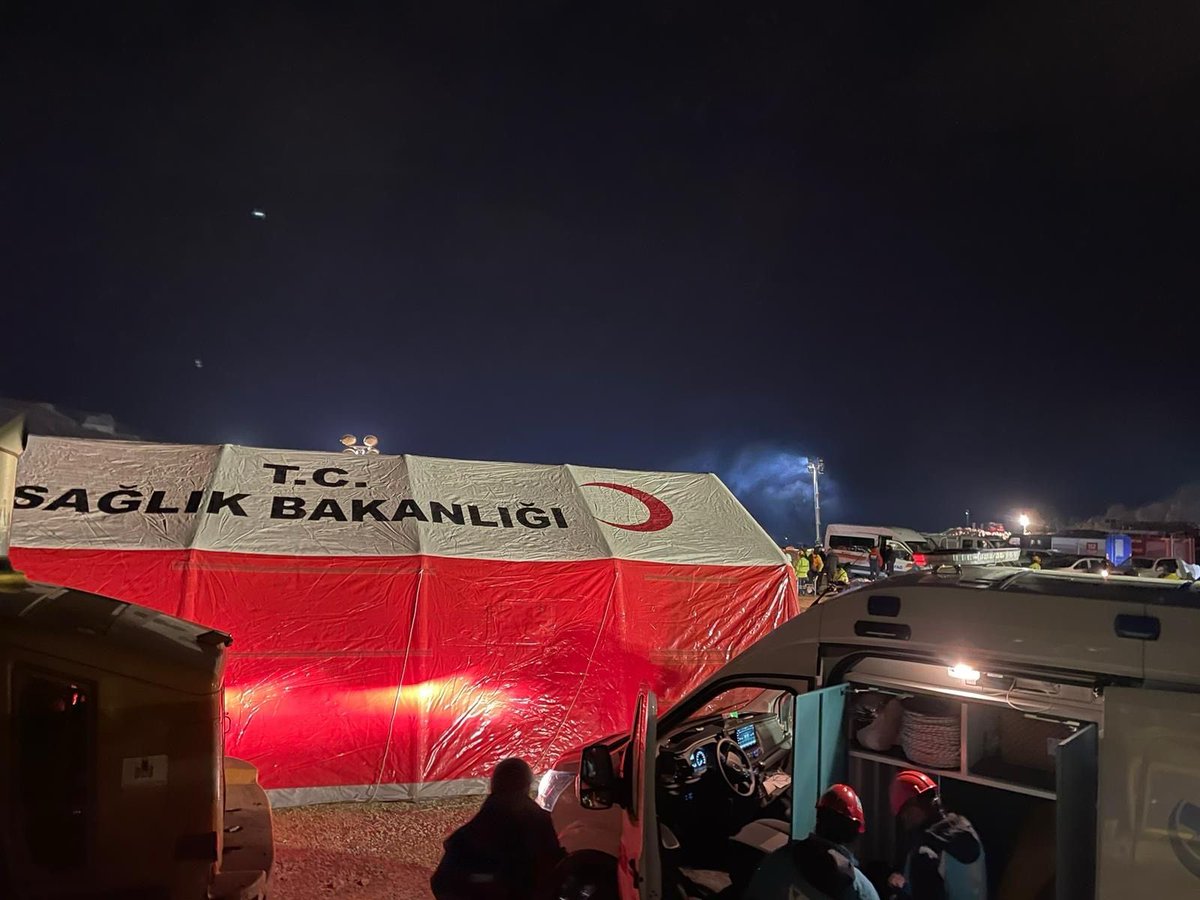 Erzincan İliç’te maden ocağında yaşanan toprak kayması sebebiyle toprak altında kalan 9 kişi için olay yerine görevlendirilen ambulans sayısı 10’a, UMKE ekibi sayısı 3’e çıkarıldı. Tam donanımlı Acil Müdahale Ünitesi kuruldu, 2 Acil Müdahale Aracı görevlendirildi.