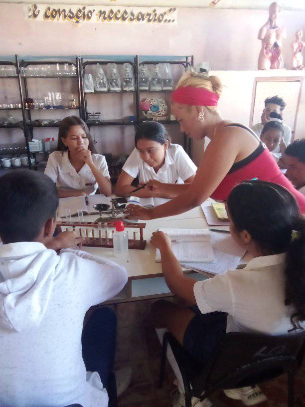EsbuCorria's tweet photo. En nuestra institución educativa se desarrolla el proceso docente educativo dándole salida a las clases prácticas de Química.
@DiazCanelB @hechavarr4 @niurdisreyes @dpestgo
@FrenteDme @MurciaRelvis #CubaMined #CubaEduca #SomosContinuidad. https://t.co/hmBKt8QQ65