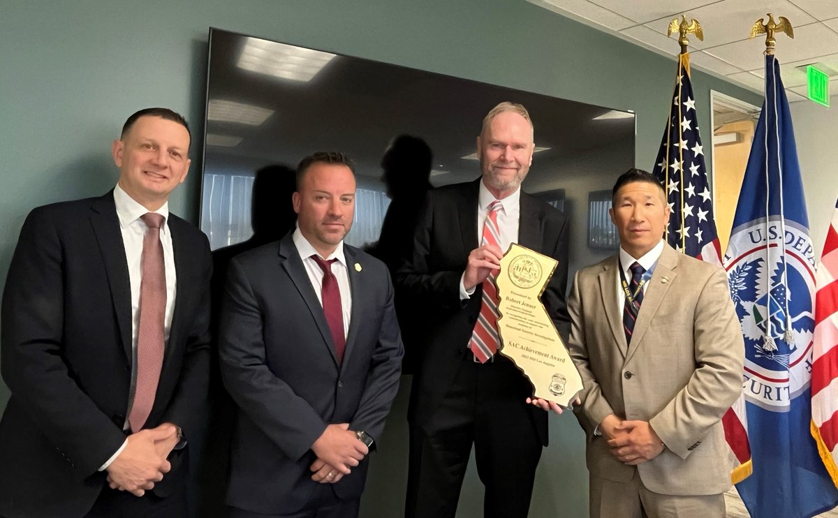 SAC Wang recognized @AusFedPolice Detective Sgt. Jenner for his outstanding contributions to #HSI Los Angeles. This partnership between HSI and the Australian Federal Police has led to multiple successful cases and the safeguarding of citizens of both the U.S. and Australia.