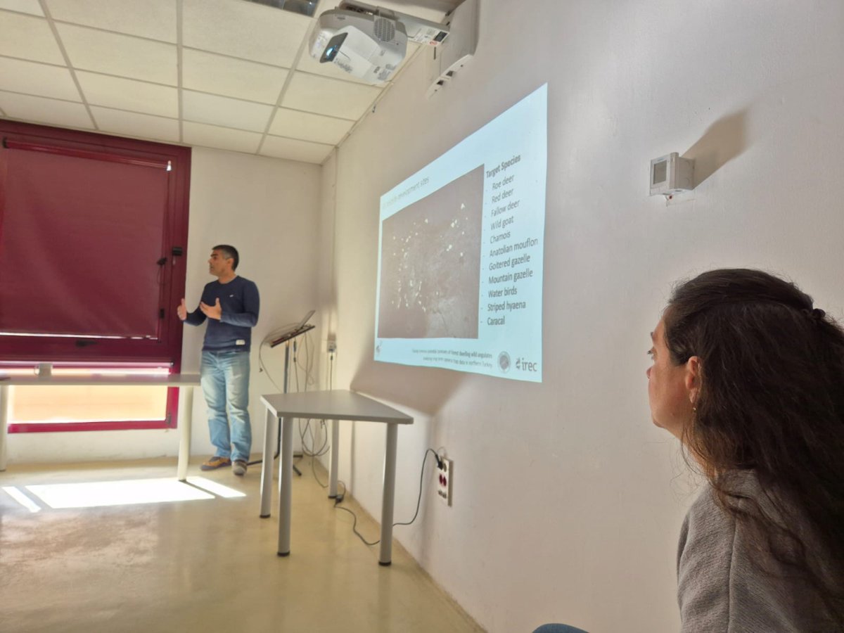 Hoy ha sido el primer #CofiTolkIREC, con las charlas de Dr Alper Ertürk y Dr Anil Soyumert, en las que nos han hablado de sus estudios con #fauna en Turquía y su estancia y colaboración con el <a href="/IREC_CSIC_UCLM/">IREC (CSIC, UCLM, JCCM)</a> ☺️ ¡Gracias a tod@s por este éxito! ✅