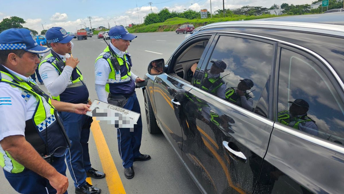 ATMGuayaquil's tweet photo. Durante el operativo de Carnaval en el Km 24 de la Vía a la Costa, interceptamos un vehículo sin placas visibles, con matrícula vencida desde 2018 y vidrios polarizados. 

Lo trasladamos al centro de retención vehicular, como parte de nuestras acciones para garantizar la seguridad vial y el cumplimiento de las normas. 

Este procedimiento refleja nuestro compromiso con una festividad segura y ordenada para todos.