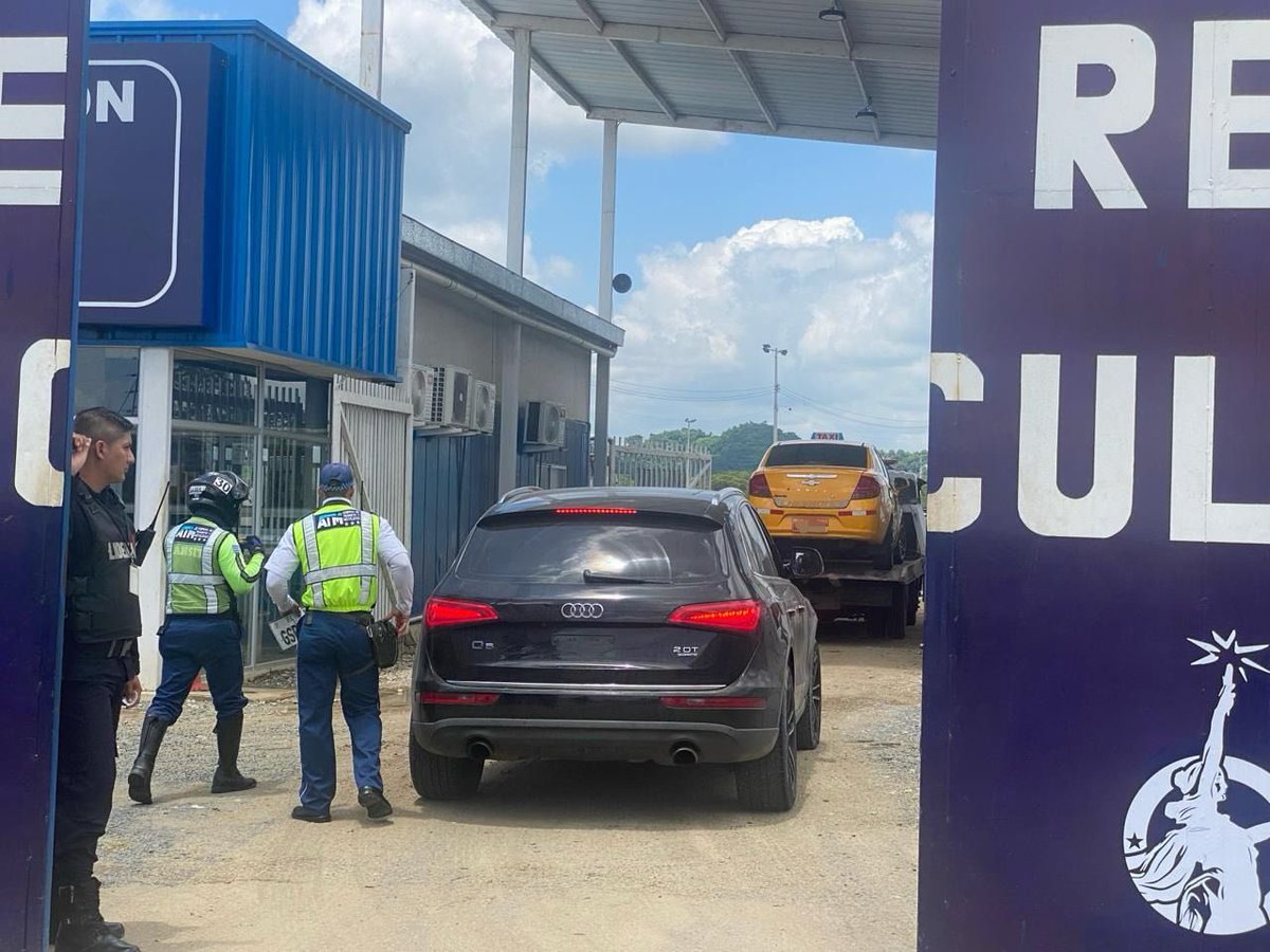 ATMGuayaquil's tweet photo. Durante el operativo de Carnaval en el Km 24 de la Vía a la Costa, interceptamos un vehículo sin placas visibles, con matrícula vencida desde 2018 y vidrios polarizados. 

Lo trasladamos al centro de retención vehicular, como parte de nuestras acciones para garantizar la seguridad vial y el cumplimiento de las normas. 

Este procedimiento refleja nuestro compromiso con una festividad segura y ordenada para todos.