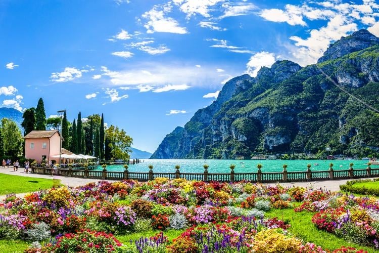 Love gardens?🌷Parco Giardino Sigurtà, near Lake Garda, was created in the 17th century by the noble Contarini family. Find over a million tulips, diverse fauna, and flora blending Italian and English styles. “He who plants kindness gathers love.” - Saint Basil  #GardenLovers🌳🌺