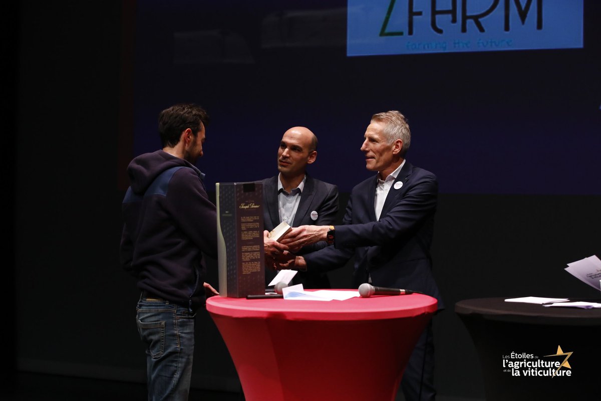 GroupamaNordEst's tweet photo. Hugues Pereira, Président @GroupamaFd51 a remis ce soir l’étoile de l’#innovation à @AquaponieFrance lors de la soirée « Les étoiles de l’agriculture et de la viticulture » portée par le collectif Agriculture cœur de nos territoires dont @GroupamaNordEst est partenaire. https://t.co/HKG1JShkfs