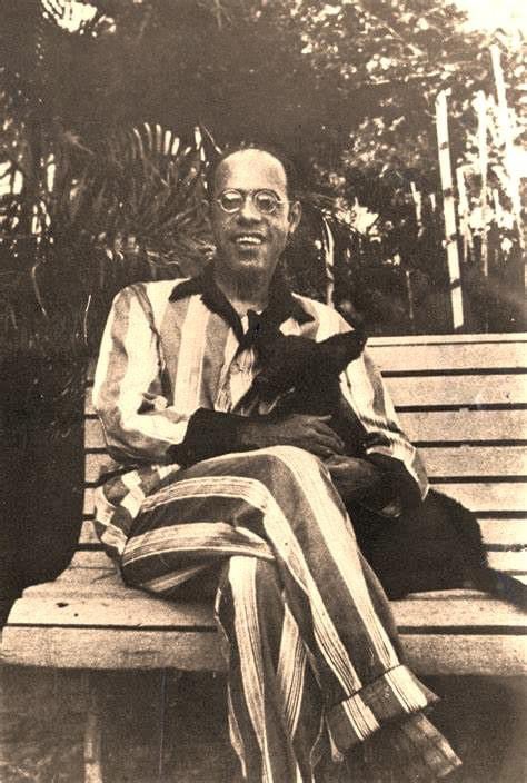 Mário de Andrade na casa de Câmara Cascudo, em Natal! Foi fotografado por Adamastor, pai do escritor Lenine Pinto.