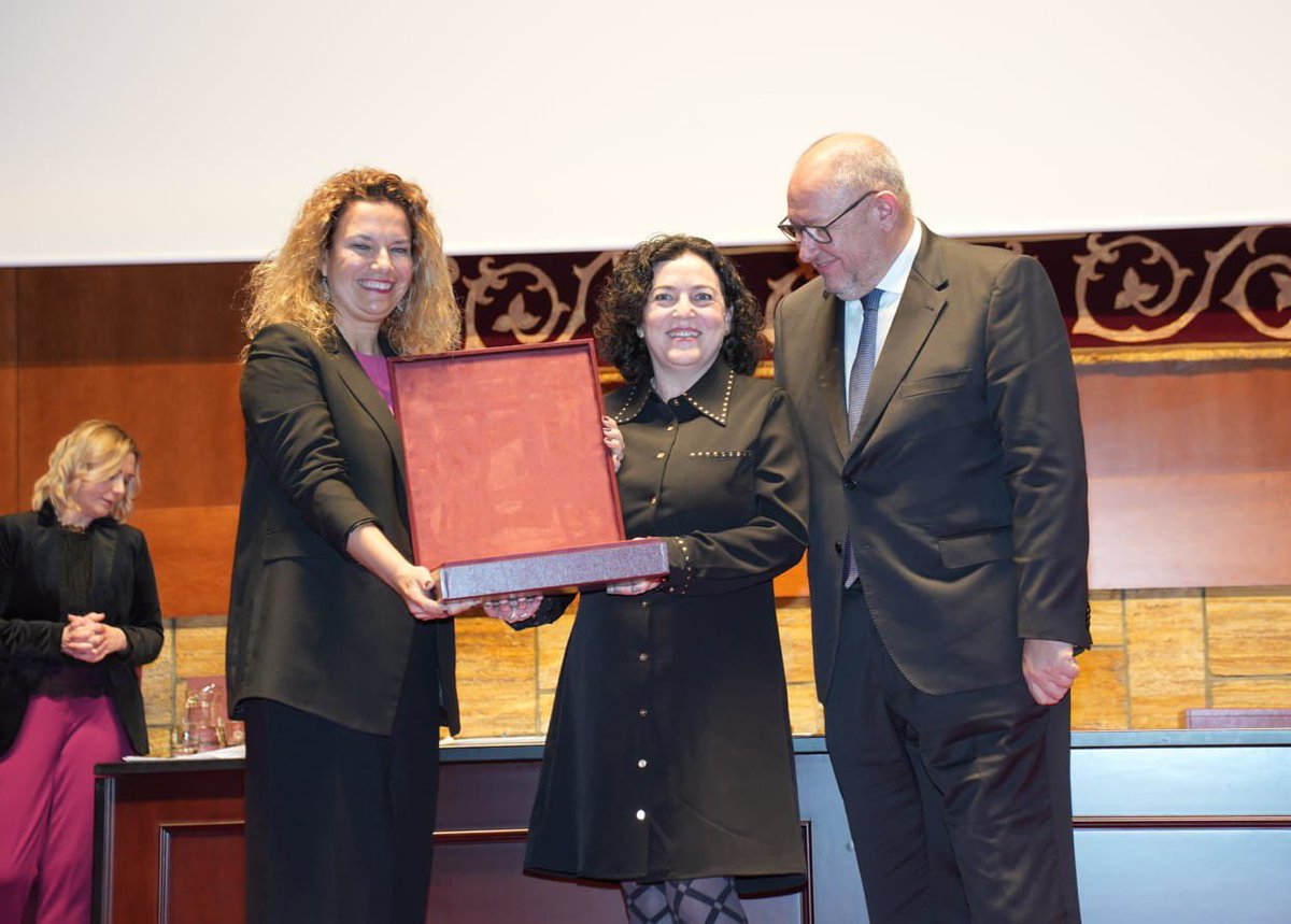 Univcordoba's tweet photo. Recogen la distinción Yolanda López y Mª José Torres de la @FundlaCaixa,  y Luis Maya Parda, presidente de la Asociación Vecinal Unión y Esperanza de Las Palmeras https://t.co/2pOfDbsT7X