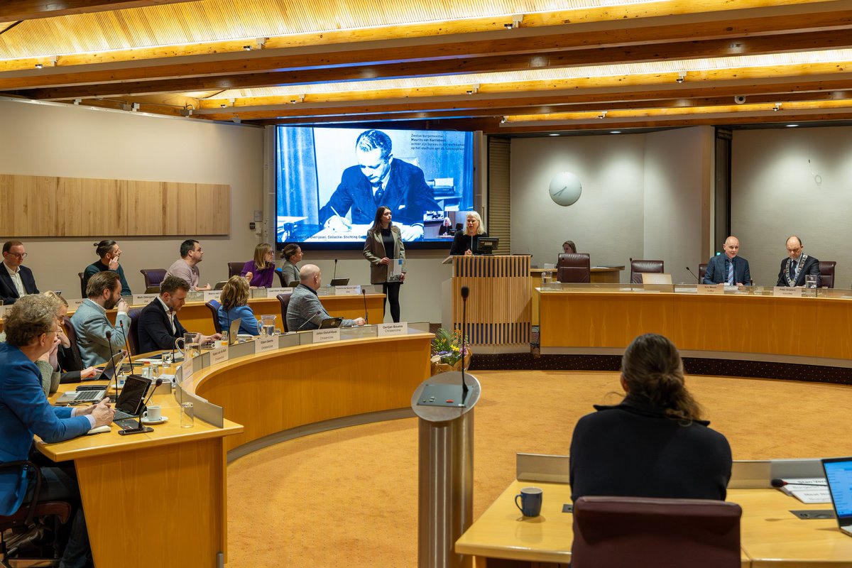 Gemeente_Zwolle's tweet photo. Welke rol heeft de gemeente gespeeld bij het onteigenen, doorverkopen en in gebruik nemen van bezittingen van Joodse inwoners in Zwolle tijdens en na de Tweede Wereldoorlog? En op welke manier vond er rechtsherstel plaats? 

Om deze vragen te beantwoorden, heeft de gemeenteraad het @NIODamsterdam in 2021 de opdracht gegeven om hier onderzoek naar te doen. Na 2,5 jaar onderzoek ligt er nu een rapport waarin feitelijk beschreven wordt welke rol de gemeente heeft gespeeld in die tijd. Het rapport is een eerste tussenstap in een langer onderzoek, dat in totaal vier jaar duurt.

Het rapport is vanavond door het NIOD overhandigd aan burgemeester @phsnijders en is voor iedereen te lezen op https://t.co/mPJoN0pUr2. Op deze pagina is ook de reactie van het gemeentebestuur te vinden.

Foto: Pedro Sluiter