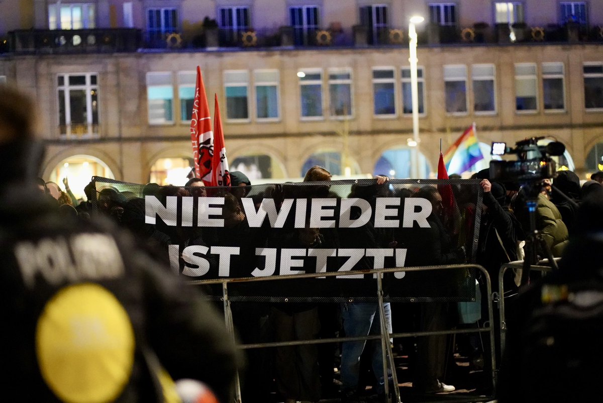 Viel Widerspruch gegen die rechten Versammlungen in #Dresden. An allen Zugängen zum Altmarkt gibt es mittlerweile Protest. #DD1302 #13feb