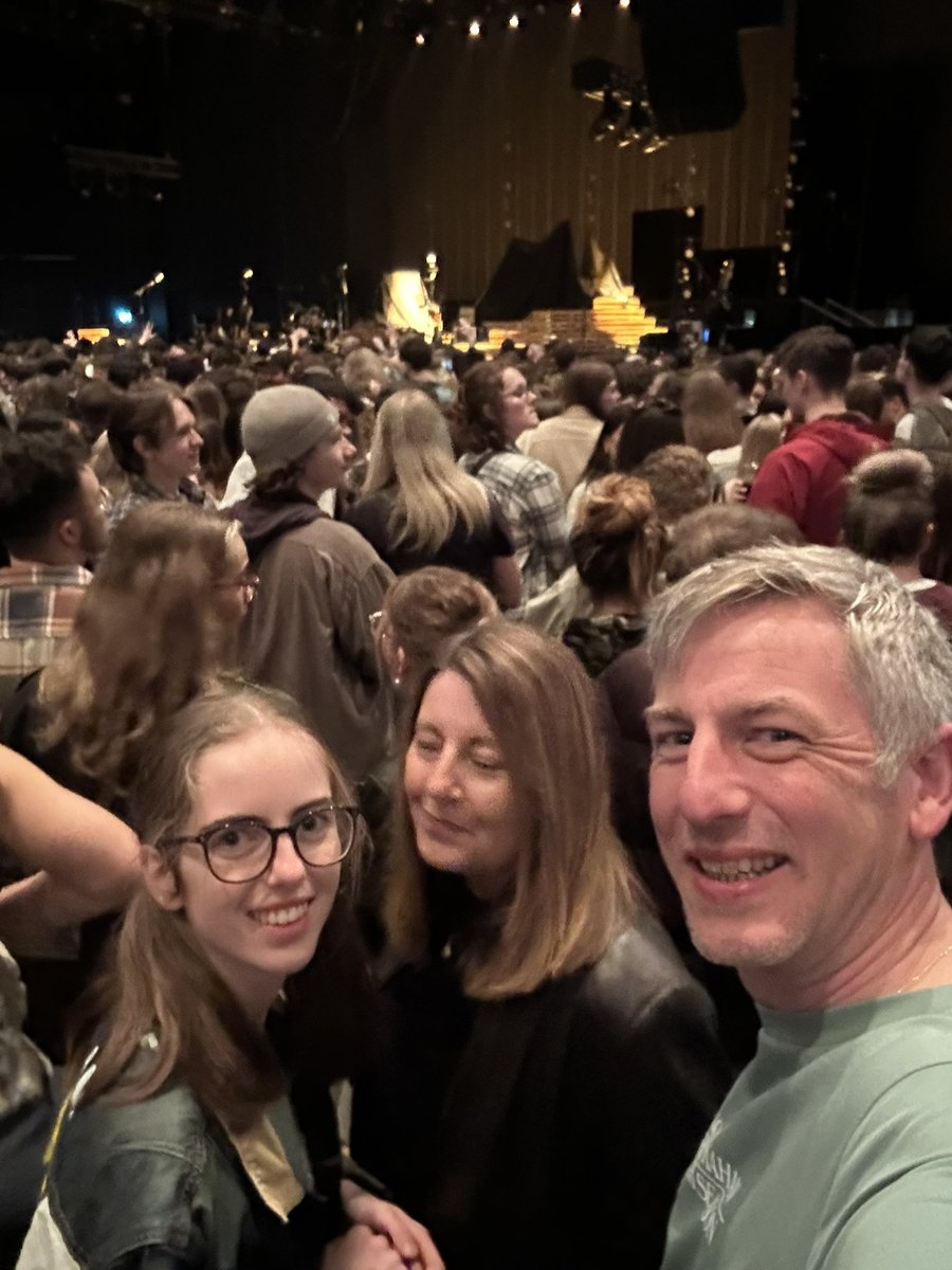 Alec2306's tweet photo. Waiting for @NoahKahan to hit the stage https://t.co/4bV8sZu0R2