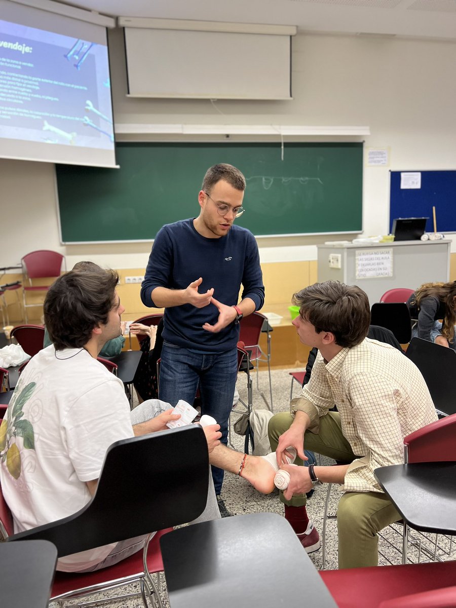 drjuanhuguet's tweet photo. Un placer repetir en la #semanadelaexploracion organizada por @avem_ifmsa impartiendo el taller de vendajes y yesos 🦿👨🏻‍⚕️ ¡Gracias por el interés y las ganas de aprender traumatología! 💪🏼 https://t.co/nwZA0cv2jS