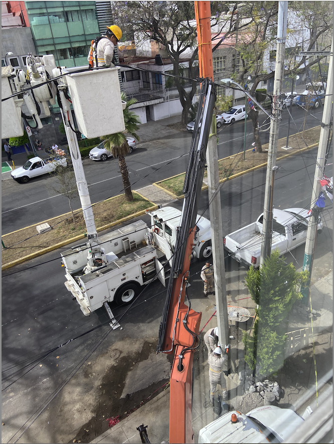 angrago00's tweet photo. A pesar de los escritos solicitando no instalar el poste de luz donde pasan las tuberías de agua ¡LO PUSIERON!  Sin importarles el agua que brota, nadie sabe de dónde, incluso no pusieron cemento porque nunca iba a secar, sólo rellenaron con piedras y arena. @CFE_Contigo @CFEmx https://t.co/i66kPuCZSW