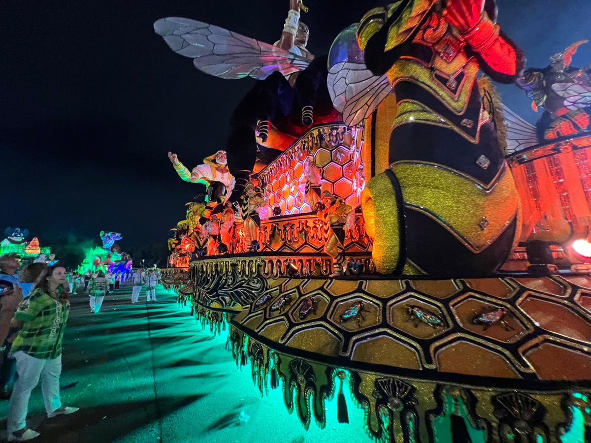 Imagina não dar 10 para esse desfile icônico da Mancha Verde, QUE ROUBO DO CRLH VEI 😡 #ApuraçãoSP