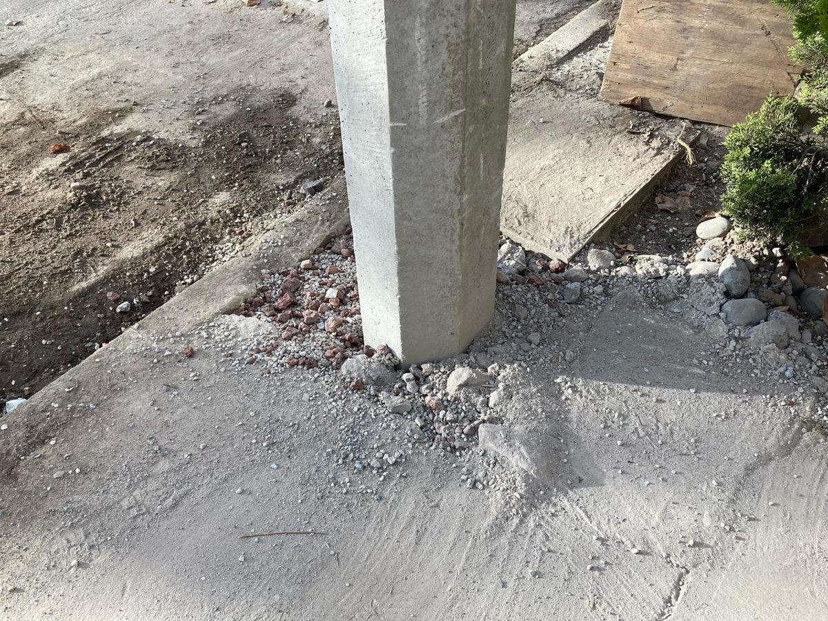angrago00's tweet photo. A pesar de los escritos solicitando no instalar el poste de luz donde pasan las tuberías de agua ¡LO PUSIERON!  Sin importarles el agua que brota, nadie sabe de dónde, incluso no pusieron cemento porque nunca iba a secar, sólo rellenaron con piedras y arena. @CFE_Contigo @CFEmx https://t.co/i66kPuCZSW