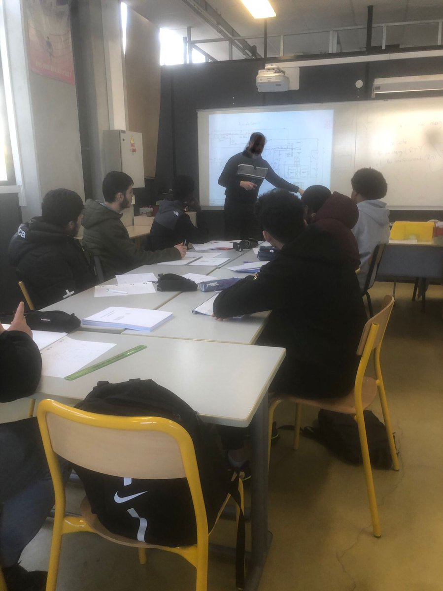 GermePatricia's tweet photo. J2 Stage de réussite au @LPOMaryseConde : en petits groupes les lycéens comme les étudiants #BTSCiel ont profité de l'accompagnement individualisé des enseignants engagés
👏 à tous pour la #motivation
👍🏼Mme Bergougneau ProvAdjte&M.Berriche pour l'organisat°
@acversailles https://t.co/cp2i2w5W0R