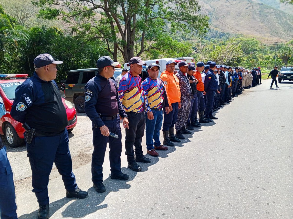 terminaljfr's tweet photo. #13feb INTT inspección y control del terminal de La Victoria, presente en punto de control en la Carretera La Victoria-Colonia Tovar. Garantizado el retorno seguro.
Creando conciencia vial
Juntos por la vida y la paz
#inttcontigo
#viajeseguro https://t.co/0ENOwrdGr6