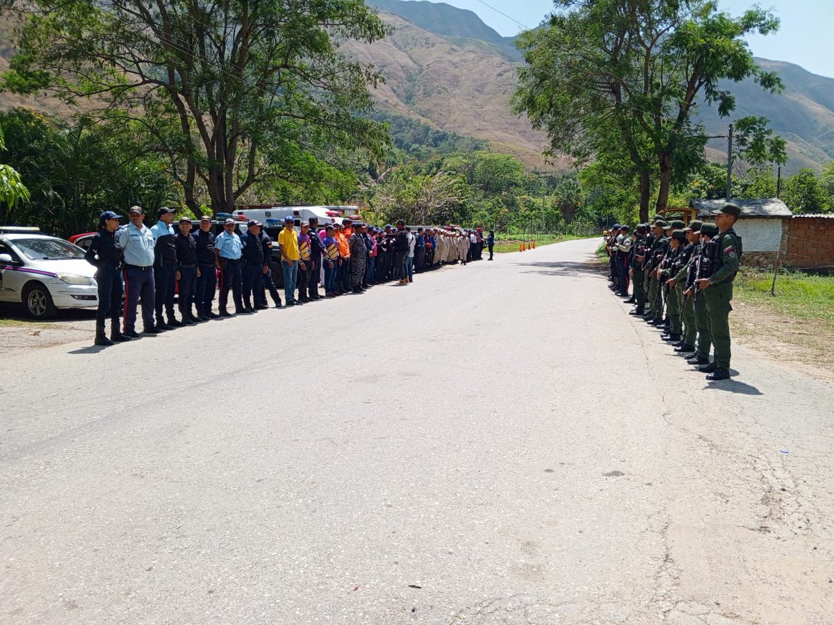 terminaljfr's tweet photo. #13feb INTT inspección y control del terminal de La Victoria, presente en punto de control en la Carretera La Victoria-Colonia Tovar. Garantizado el retorno seguro.
Creando conciencia vial
Juntos por la vida y la paz
#inttcontigo
#viajeseguro https://t.co/0ENOwrdGr6