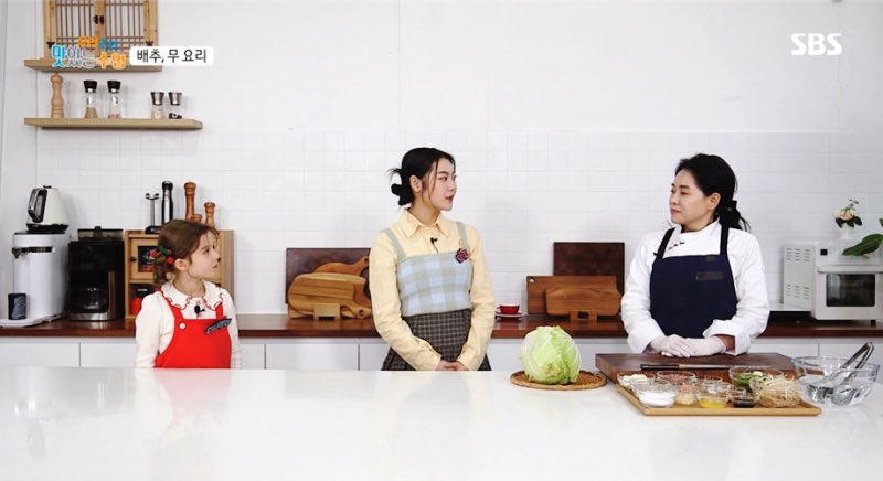 hadam_brasil's tweet photo. 👩🏻🍳| 13.02.24 #PIC
Fotos da Hadam como a MC Sweet Unnie do programa da SBS “Delicious Cooking Class”.
O programa vai ao ar todas as segundas e terças-feiras, às 23:30.
#LeeHadam #Hadam #이하담 #SWEETVILLAIN #SweetVillain https://t.co/rlJKiiCC2I