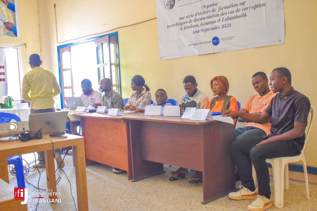 elielenge79's tweet photo. À l'occasion de la célébration de la #journée_mondiale_dela_radio le #club_rfi_kisangani a organise des ateliers des journalistes de Kisangani sur l'écriture web et #radio 

#worldra https://t.co/Ev8UJsHays