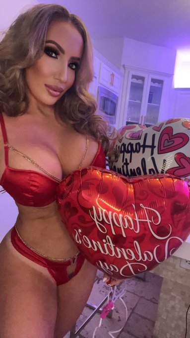 Be Mine ❤️&zwj;🔥 Join for FREE and spend Valentine&rsquo;s Day with me..I&rsquo;m doing Skype shows, &amp; discounted voice