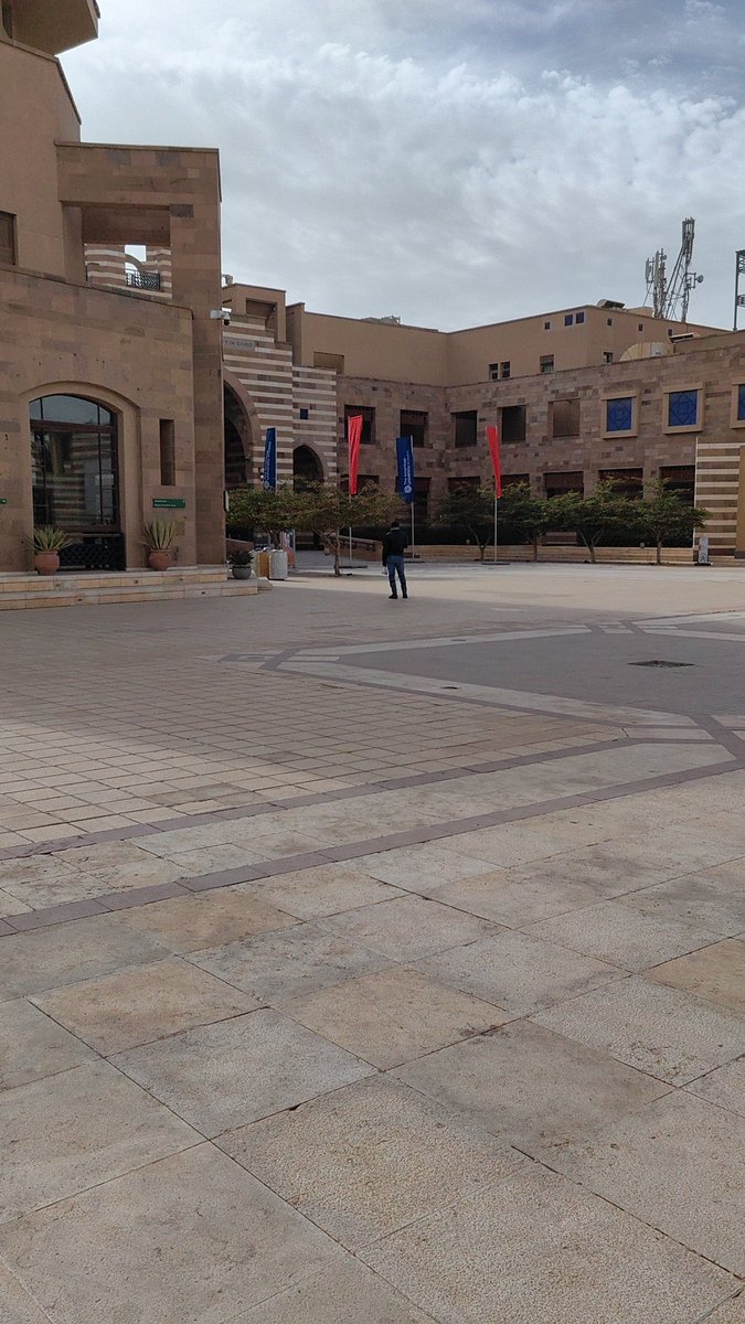 برأيي المتواضع .. الحرم الجامعي للجامعة الأمريكية في #القاهرة هو الأجمل والأفضل بين المدن الجامعية التي زرتها في #العالم_العربي
.