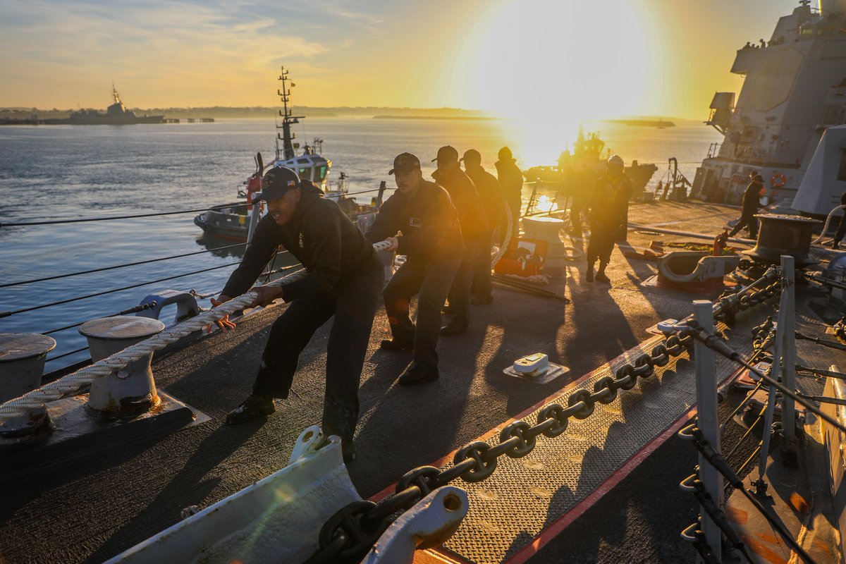 ⚓️One, two, three, HEAVE!  ⚓️

Sailors heave mooring line during a sea and anchor evolution aboard USS Bulkeley #DDG84.

#Readiness #Anchors #DeckLife #LifeatSea #OceanViews #NavyLife

📸: MC3 Joseph Macklin