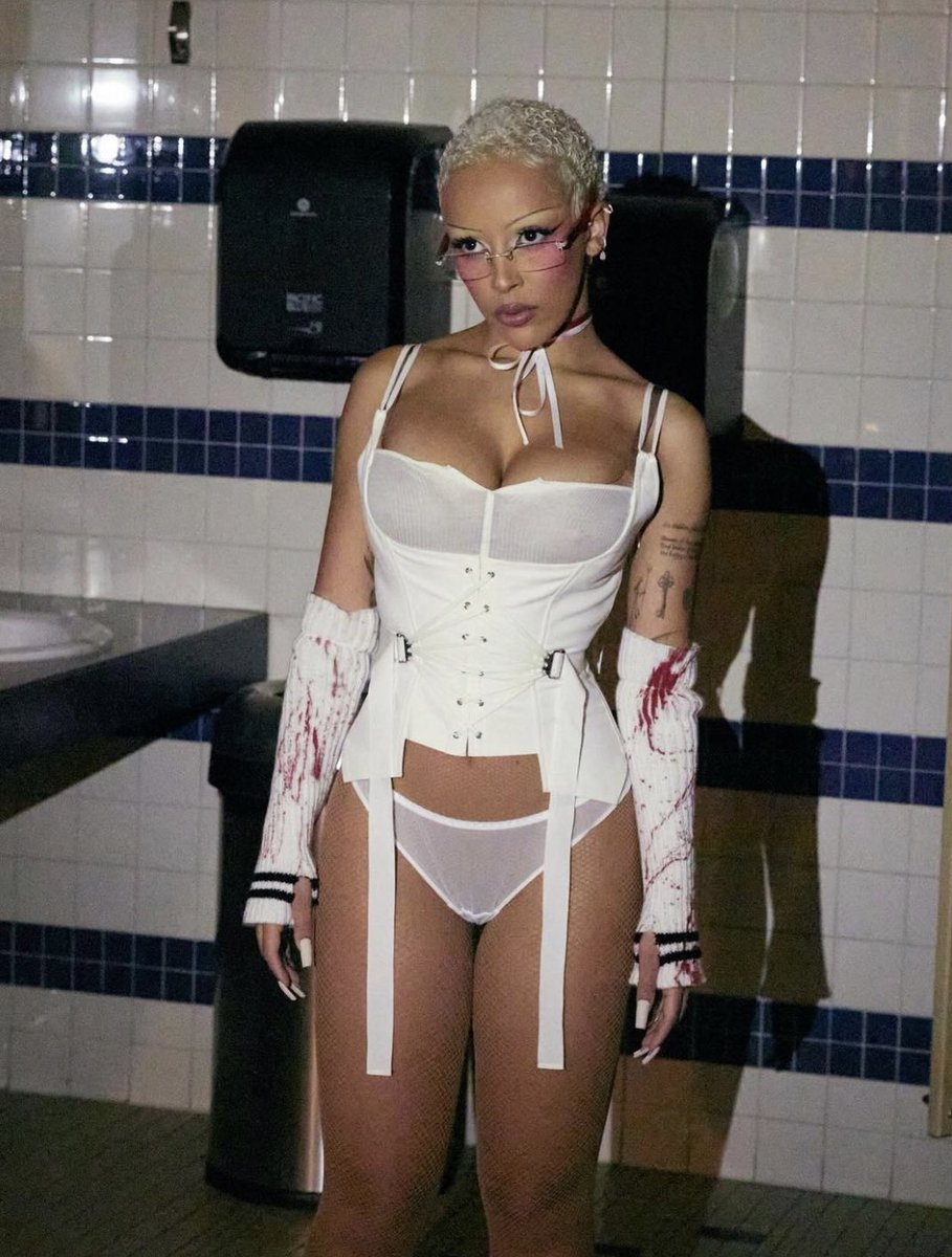 FemaleRapStat's tweet photo. Doja Cat is nominated for XXL’s Performer of the Year Award🏆 https://t.co/ooVbp4brH2