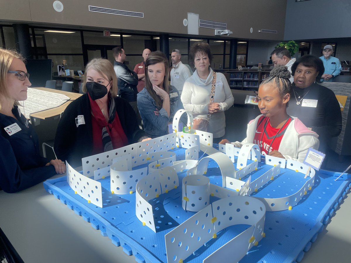 HumbleISD_ARMS's tweet image. #WeCode at ARMS! Thank you, Leadership Lake Houston, for allowing our students to share their passions with you today! @HumbleISD @ElizabethFagen