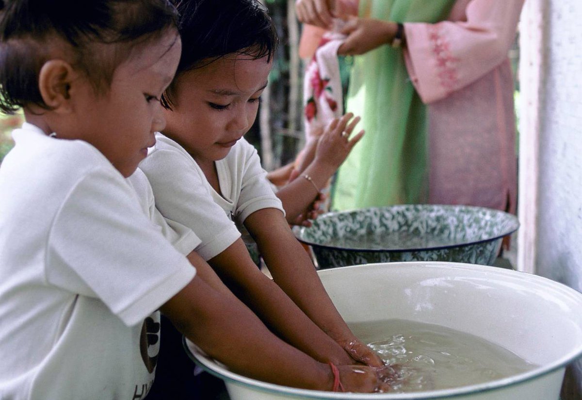 WorldBankWater's tweet photo. Drinking clean water &amp; handwashing with soap can prevent the loss of nutrients through diarrhea &amp; reduce stunting by up to 15% in kids under the age of 5.

Investments in water, sanitation &amp; hygiene can support a healthier &amp; more equitable future for everyone. https://t.co/vSHqv6xIQ9