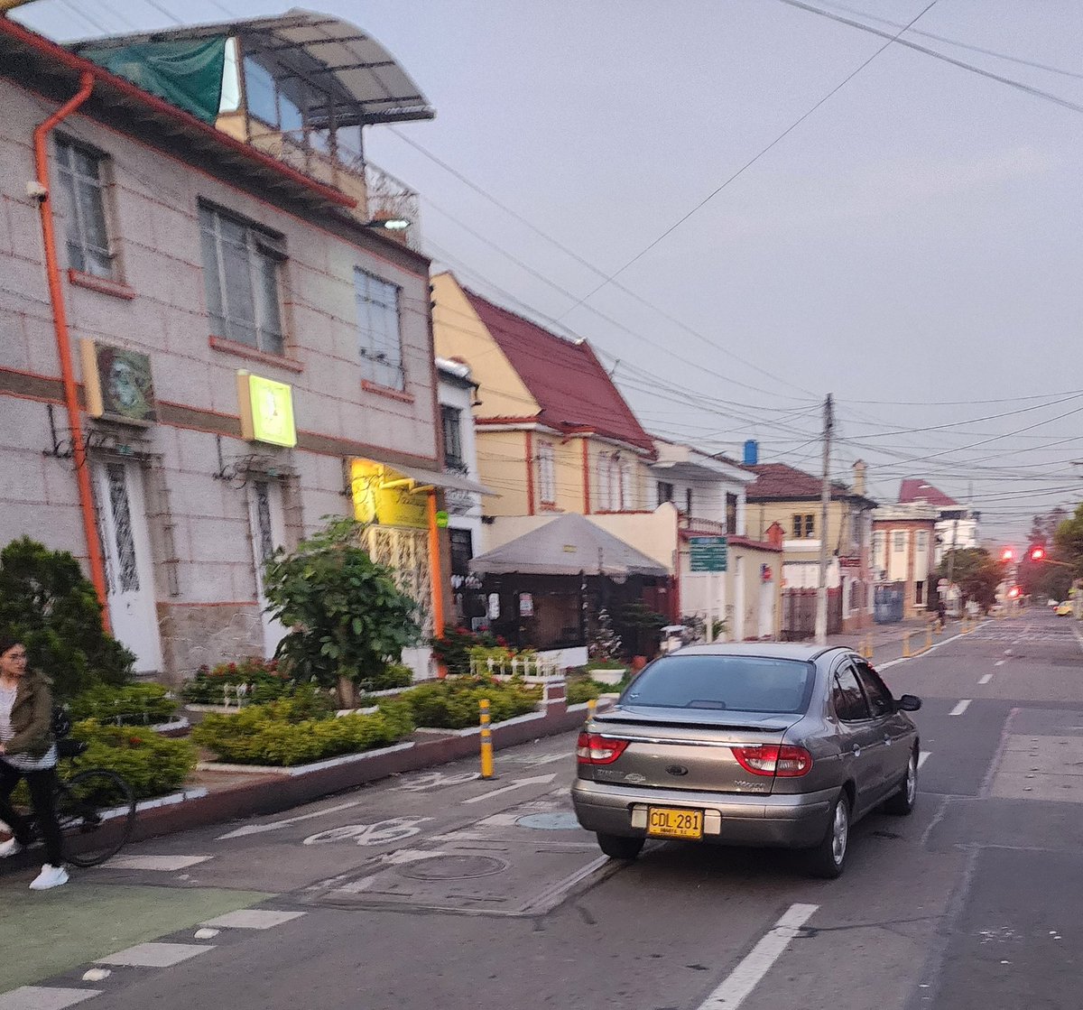 diefrod's tweet photo. Vehículo de placas CDL281, omitió semáforo en rojo, me atropelló y emprendió la huida, hechos ocurridos en Bogotá 13 de febrero en las horas de la mañana
@PoliciaColombia @CarlosFGalan @SectorMovilidad @Citytv @Bogota @ClaudiaDiazAco1 @FiscaliaCol @TransitoBta @BogotaTransito https://t.co/vQgZE2Sxo2