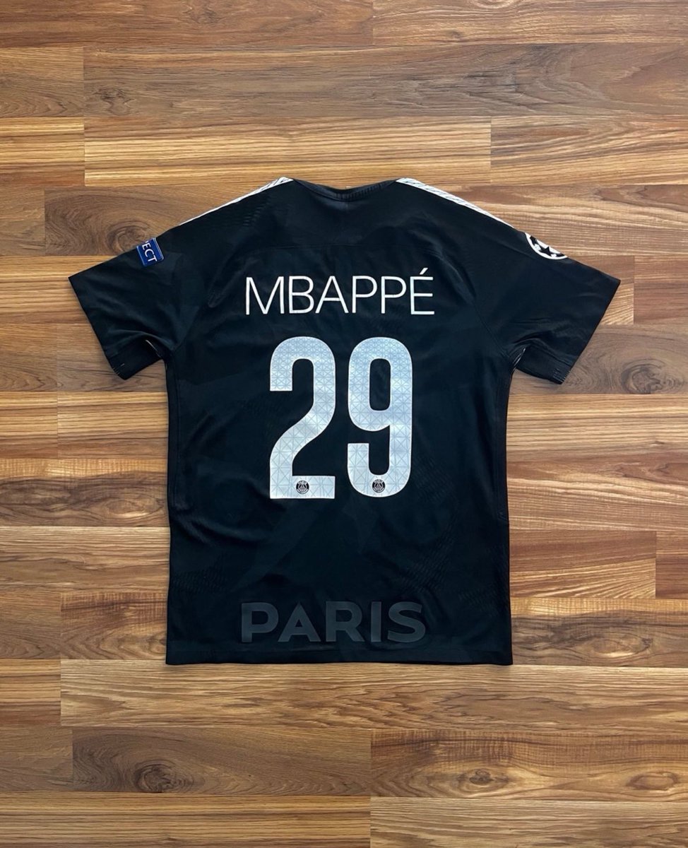 FPLMilwaukee's tweet photo. @shirt_x 2017-18 PSG Mbappe Third Kit

Size L
8/10 condition. The name set is cracking, and there's a faint green stain on the inside of the right arm.

Measurements: 
Width: 21 Inches, Length: 29 Inches

Price - $299 or best offer!

DM if interested. https://t.co/dHNO0v8ZMZ