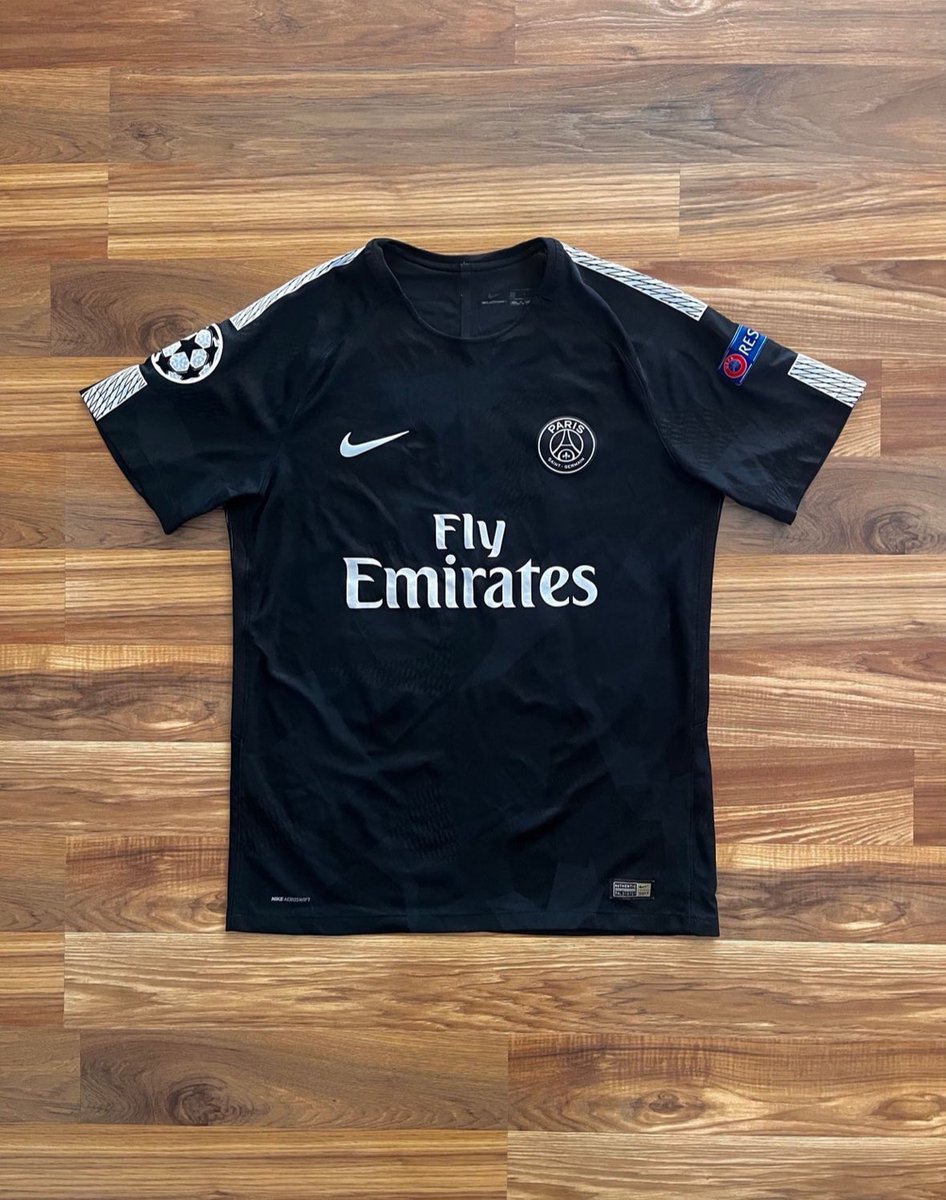 FPLMilwaukee's tweet photo. @shirt_x 2017-18 PSG Mbappe Third Kit

Size L
8/10 condition. The name set is cracking, and there's a faint green stain on the inside of the right arm.

Measurements: 
Width: 21 Inches, Length: 29 Inches

Price - $299 or best offer!

DM if interested. https://t.co/dHNO0v8ZMZ