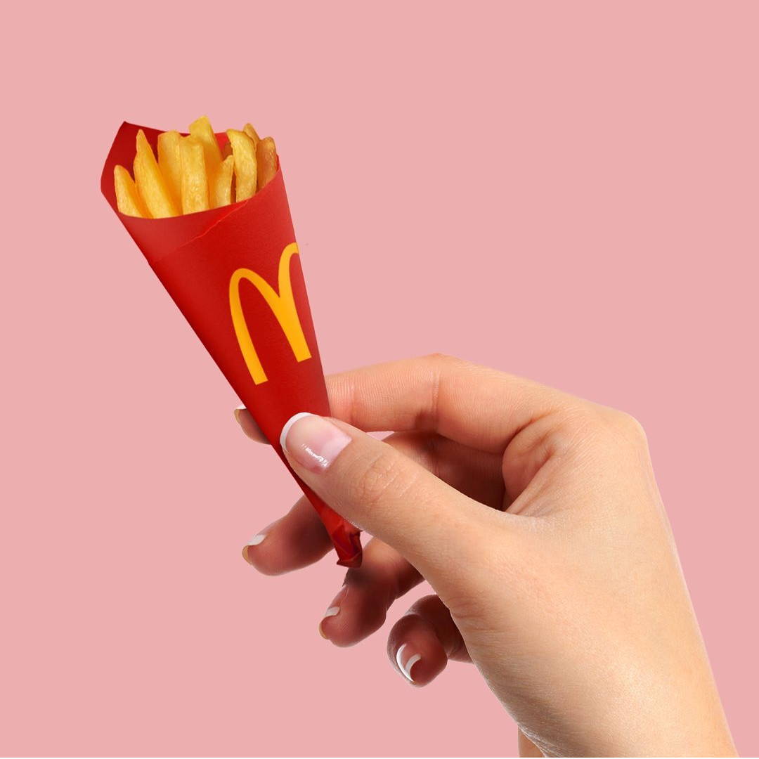 McDGranada's tweet photo. Regalar flores está sobrevalorado.

Te doy ideas para mañana 🍟

#McDGranada #McDonalds #Granada #SanValentín https://t.co/YsXhZzp9e2