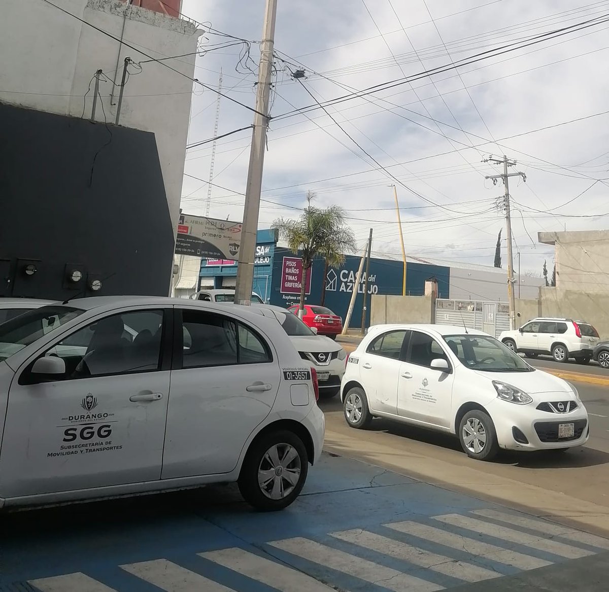 IMGROII's tweet photo. El personal de la Subsecretaría de Movilidad y Trasporte invade con vehículos oficiales y particulares los estacionamientos destinados para #discapacitados
Ateción @SGGDurango @EVillegasV @DIF_Durango 
@CedhDurango 
@HectorVelaV https://t.co/idG15u1lQN