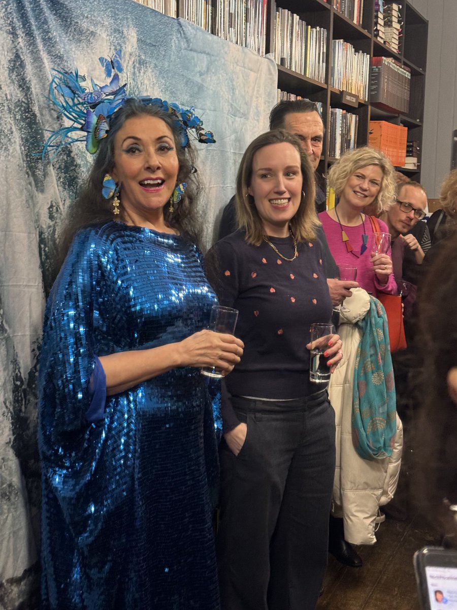 What we did at the launch of #whatwedidinthestorm 🌊 we had a blast with a backdrop, a hairdryer, cupcakes and ⁦@TinaBakerBooks⁩ best book yet 🕵️‍♀️🔎 a fabulous party for a fabulous thriller 🥰 Thanks ⁦@ViperBooks⁩ and ⁦@GoldsboroBooks⁩