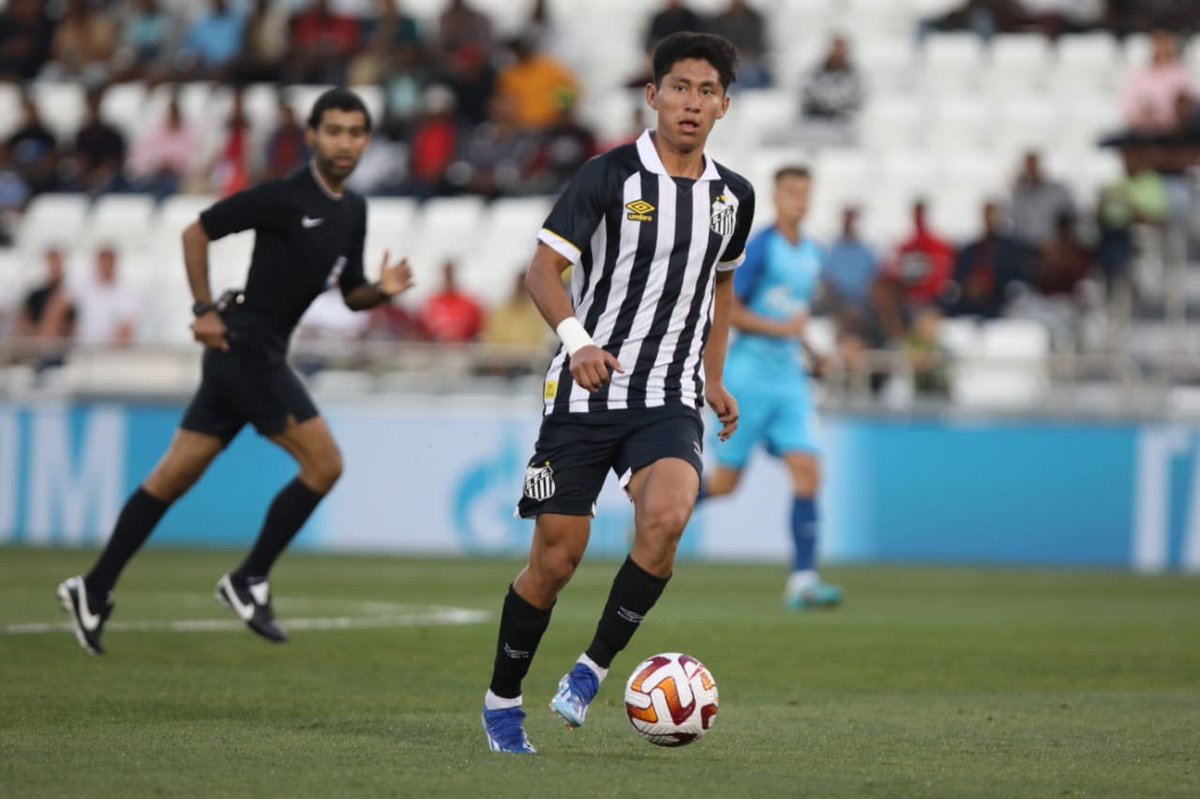 A_SuarezDoreski's tweet photo. Finalizó la participación de @SantosFC Sub20 en la #EqualityCup, donde acabó 3ro jugando contra equipos profesionales. 

❌ 1-4 Shanghai Shenhua 🇨🇳
✅ 2-2 Al Duhail🇶🇦 (ganó por penales)
❌ 1-4 Zenit🇷🇺

🇧🇴 Miguel Terceros y Enzo Monteiro fueron parte en todos los encuentros. 

🏆 En lo personal me hubiera gustado que hayan sido parte del Seleccionado Sub23 en el Preolímpico de Venezuela.