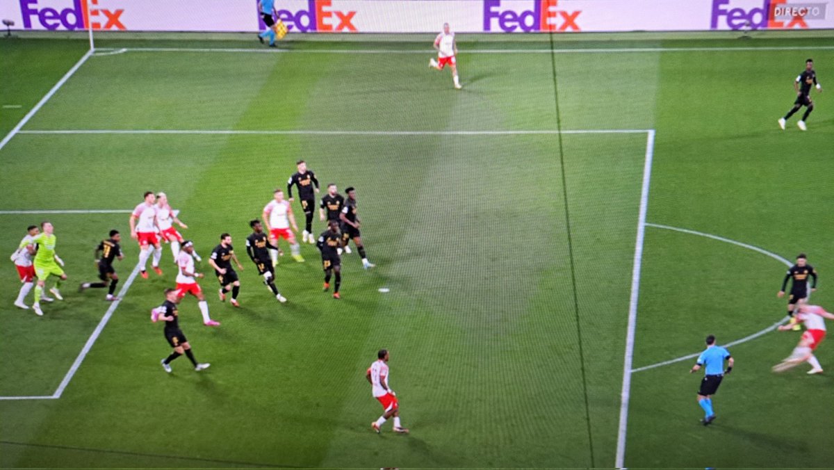 Paul_Tenorio's tweet photo. Cuando se produce el remate, Henrichs, que no hace el gol pero sí está en fuera de juego posicional, empuja a Lunin y por tanto interfiere en la jugada. Misterio resuelto. Gol bien anulado https://t.co/SmFWeymmRa