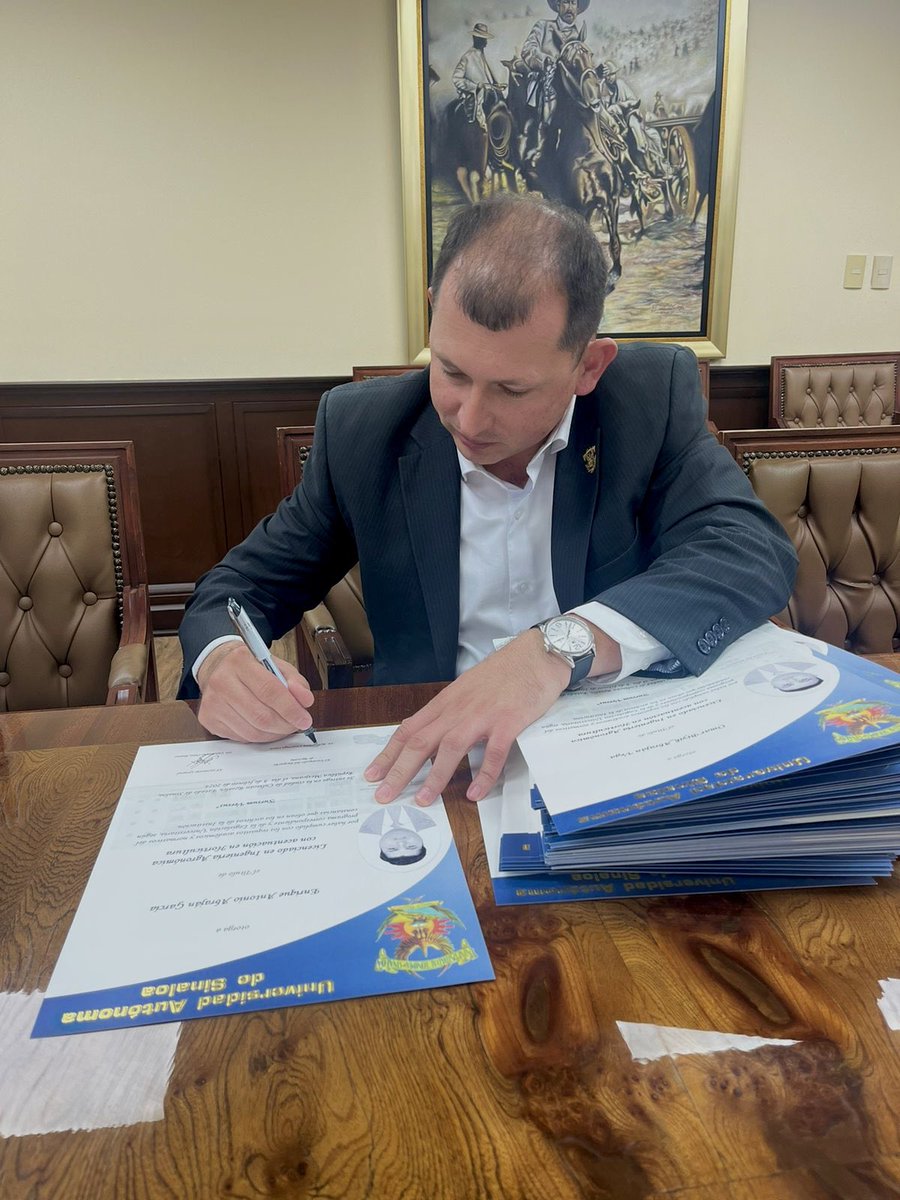 Robespierrelo's tweet photo. Estamos al día en la emisión y firma de titulos y certificados de la Universidad Autónoma de Sinaloa @uasoficialmx. https://t.co/gYMnHPfohI