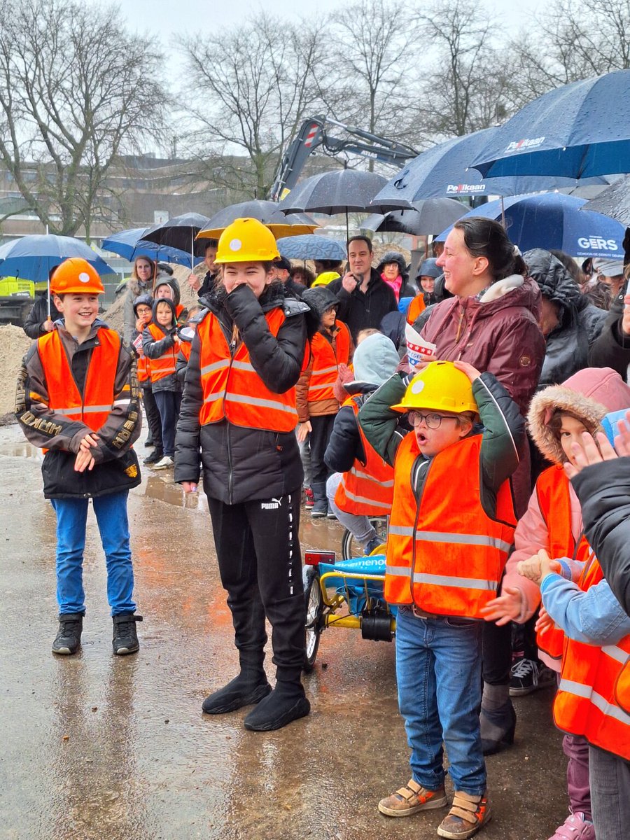 Helmpjes op! Met leerlingen Tobias, Chayenne en Ravi 1e paal slaan nieuwbouw <a href="/OCleijpark/">OC Leijpark</a> Fijne plek waar kinderen die zorg nodig hebben zich kunnen ontplooien. Belangrijke stap voor Zorgcampus, een duurzame en gezonde omgeving om te leren en te genezen🏗🌿 ocleijpark.nl/wethouder-en-l…