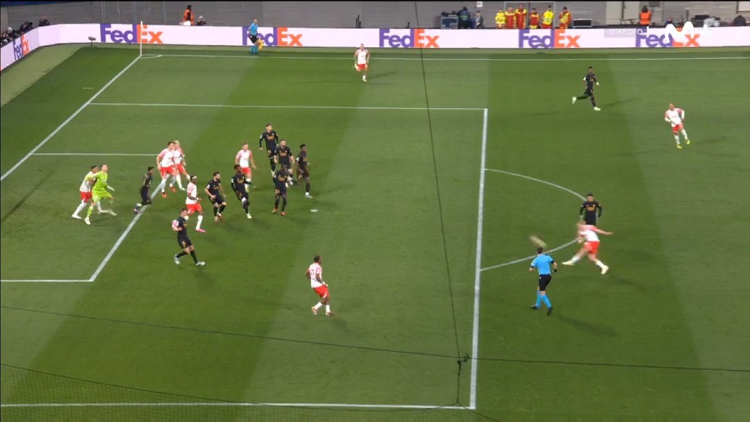 📺💥 Gran acierto del asistente en el Leipzig - Real Madrid.

👉🏻 Henrichs empuja por la espalda a Lunin impidiendo que pueda retroceder a la portería.

✅ FUERA DE JUEGO POSICIONAL.

▪️ El jugador alemán interfiere de forma directa en un adversario.