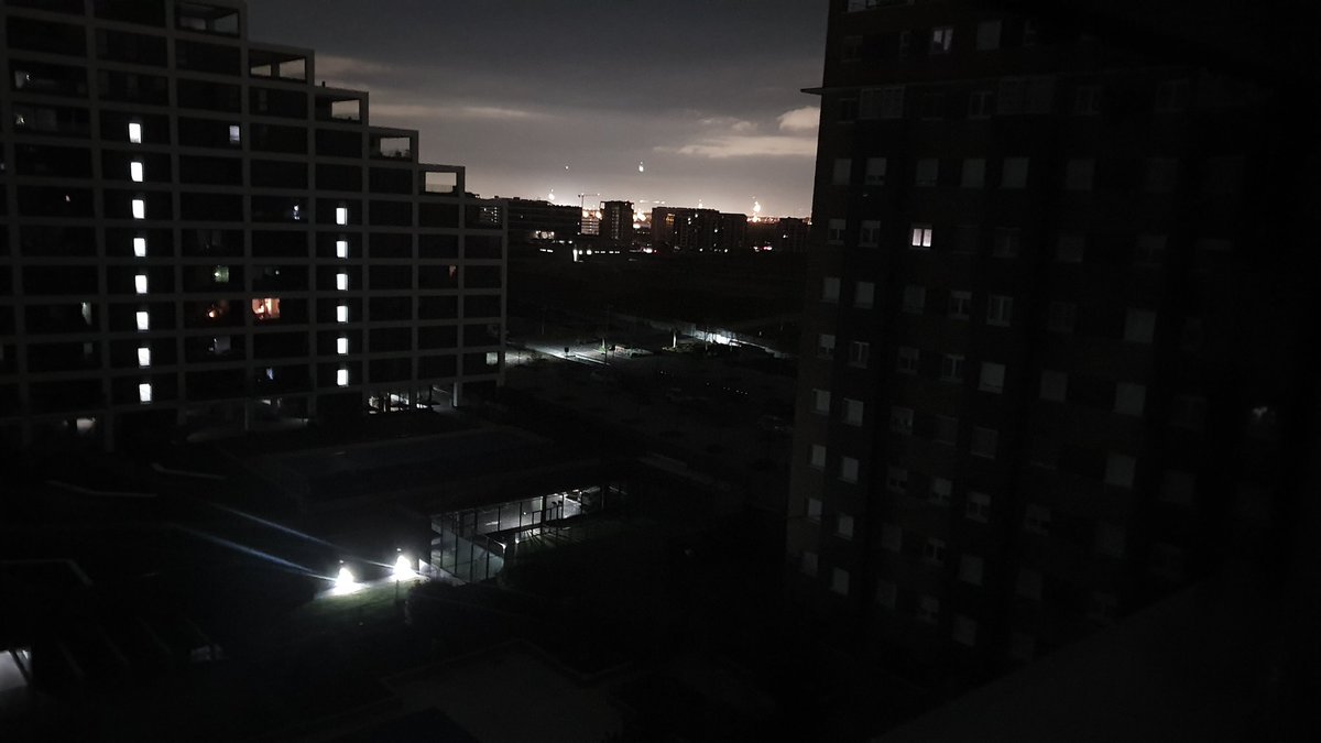 senna_ferrari's tweet photo. Se acaba de ir la luz en todo el barrio de #Valdebebas @Lineamadrid @LivingValdbebas @AVValdebebas @VdeValdebebas https://t.co/lXpfsCRy6b