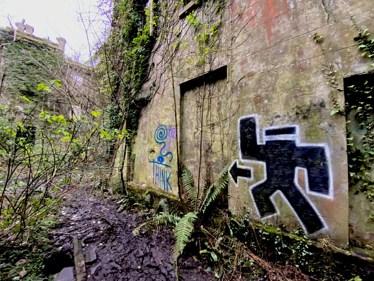 Adfeilion Baron Hill Ruins
Biwmaris
Ynys Môn
Cymru