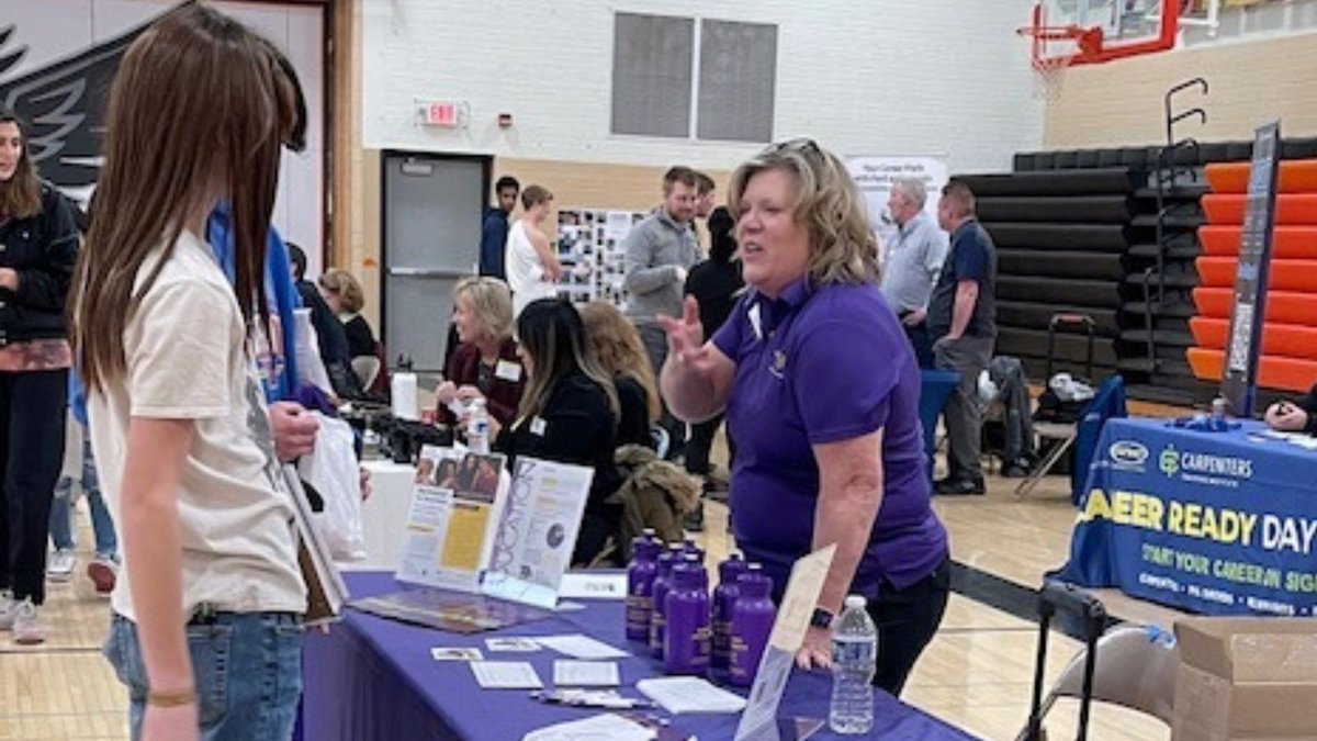 COEMankato's tweet photo. We enjoyed connecting with students at the Madelia Career Fair last week. Great to engage with such inquisitive and interested high school students as they explore careers and future possibilities.💜💛
#MavEd #MavEdPartners https://t.co/TBSoKldZoY