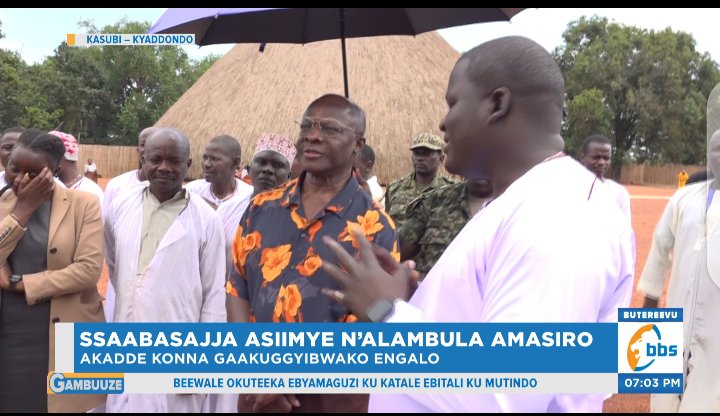 BugandaNnyaffe's tweet photo. Ssaabasajja Kabaka Ronald Muwenda Mutebi II asiimye omulimu ogukolebwa mu kuzzaawo Amasiro g'e Kasubi
Ssaabasajja okusiima kuno akukoledde mu masiro gano gyabadde agenze okulambula omulimu gw’okugazzaawo wegutuuse.
#BugandaNnyaffe https://t.co/NODwPQLOTM