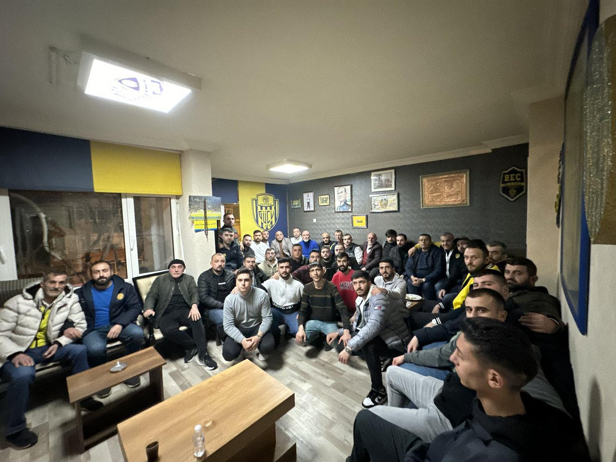 Gecekondu tribünümüzü derneğimizde misafir ettik. Tribünlerimiz ve önümüzdeki Galatasaray maçıyla ilgili istişarede bulunduk. Yakalamış olduğumuz bu güzel ortamın ve birlik beraberliğimizin bozulmaması adına hep beraber mücadele edeceğiz.
<a href="/gecekondu/">Gecekondu</a>