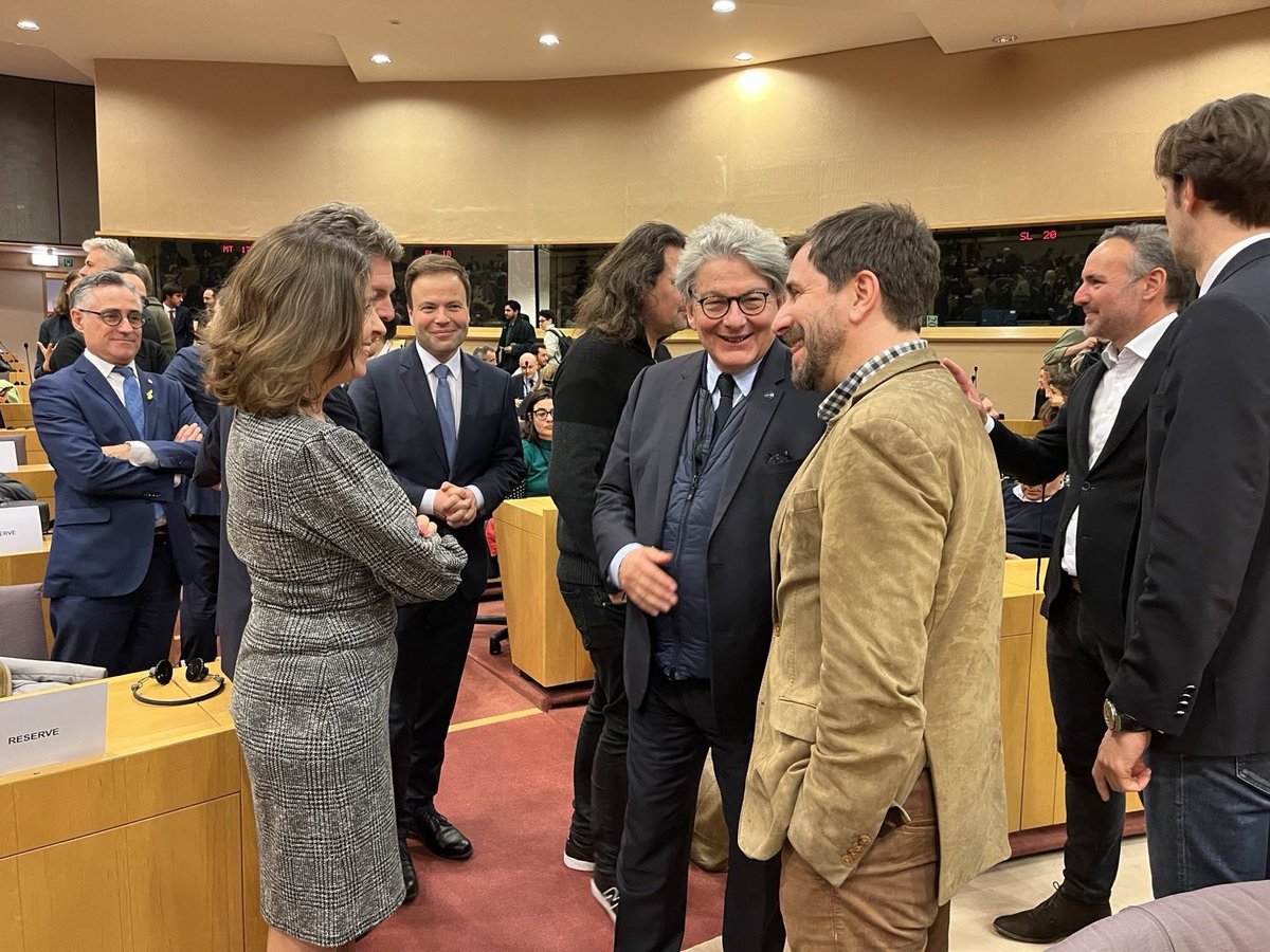Toni Comín (@toni_comin) on Twitter photo Ahir vaig acompanyar en <a href="/ramontremosa/">Ramon Tremosa 🎗🌹</a> a la presentació del documental “Europe’s battle to rein in big tech” a l’<a href="/Europarl_CAT/">Parlament Europeu</a> i, aprofitant l’avinentesa, vam mantenir un breu i sincer diàleg amb el comissari <a href="/ThierryBreton/">Thierry Breton</a> Ahir vaig acompanyar en <a href="/ramontremosa/">Ramon Tremosa 🎗🌹</a> a la presentació del documental “Europe’s battle to rein in big tech” a l’<a href="/Europarl_CAT/">Parlament Europeu</a> i, aprofitant l’avinentesa, vam mantenir un breu i sincer diàleg amb el comissari <a href="/ThierryBreton/">Thierry Breton</a>