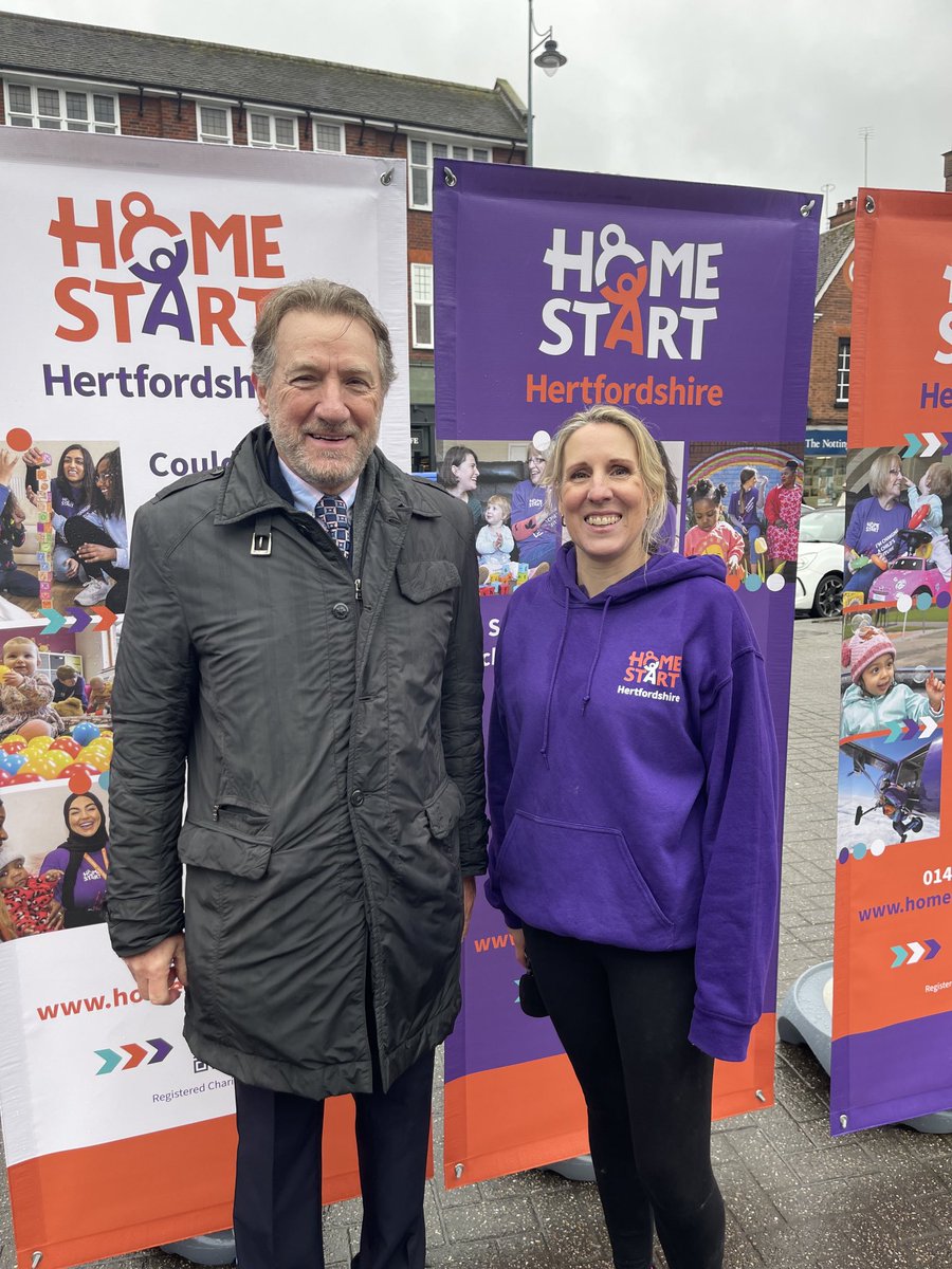Great fun at the annual #stalbans pancake race. Delighted to be the starter for all 11 races with the <a href="/StAlbansCath/">St Albans Cathedral</a> clergy team one of the most enthusiastic! Huge number of teams &amp; public supporting <a href="/HomeStartHerts/">Home-Start Herts</a>. Congratulations winning team ⁦<a href="/wMtLLPJeHN77094/">ちゃちゃ丸</a>⁩