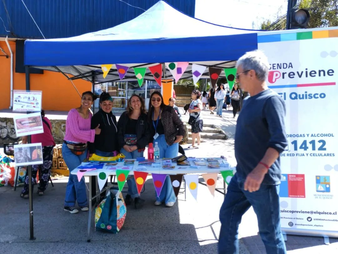 SENDAElQuisco's tweet photo. Porque deseamos que puedas disfrutar de manera segura estas vacaciones, es que el viernes pasado estuvimos como equipo entregando información y sensibilizado a los vecinos en la feria de Av Francia de la comuna 🏖🫶

#cuidarseestádemoda https://t.co/cHgzhNN9nR