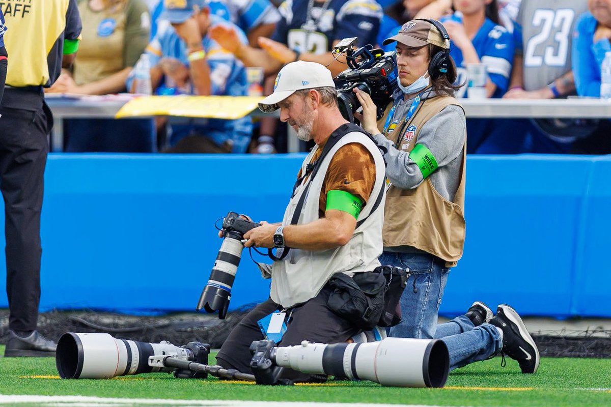 If you’ve ever wondered what goes into an NFL gameday on the photo side, the @chargers video squad followed a guy that’s shot 532 straight ⚡️ games, the 🐐 @mikenowakphoto 📺: youtube.com/watch?v=y6zCAw…