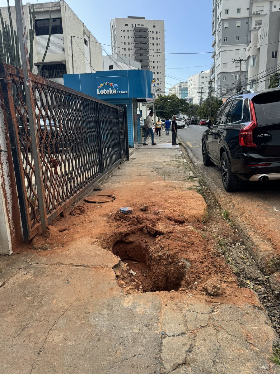 JoseHoracioR's tweet image. Caminando dos cuadras en Naco y qué peligro… Ni una señal de precaución, en un sector privilegiado de la ciudad. Por eso me encanta que una de las prioridades de nuestros candidatos a regidores de @O_Democratica en el D.N. es velar por aceras seguras para la gente ¡Voten 29! 🤎
