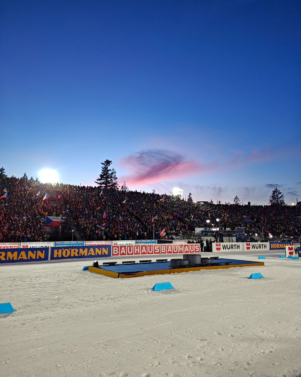 VlaNov66's tweet photo. Červánky nad Vysočina arénou! Valentýn se blíží! 🌷 
#valentyn #biathlon #biatlon #loveisintheair https://t.co/O1Tv8KKeFw